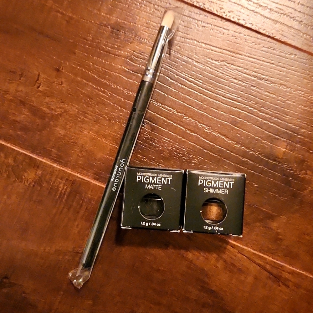 Younique Mineral Eye Pigments & Crease Brush